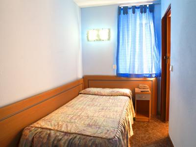 Hostal Xarau Cerdanyola del Valles Szoba fotó