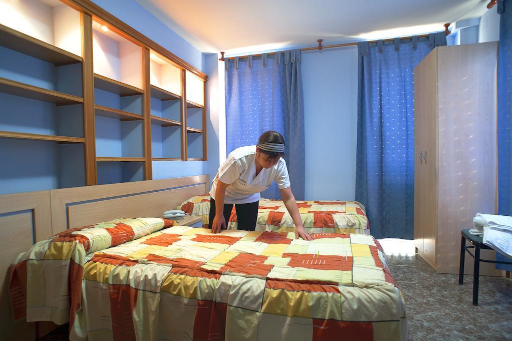 Hostal Xarau Cerdanyola del Valles Kültér fotó