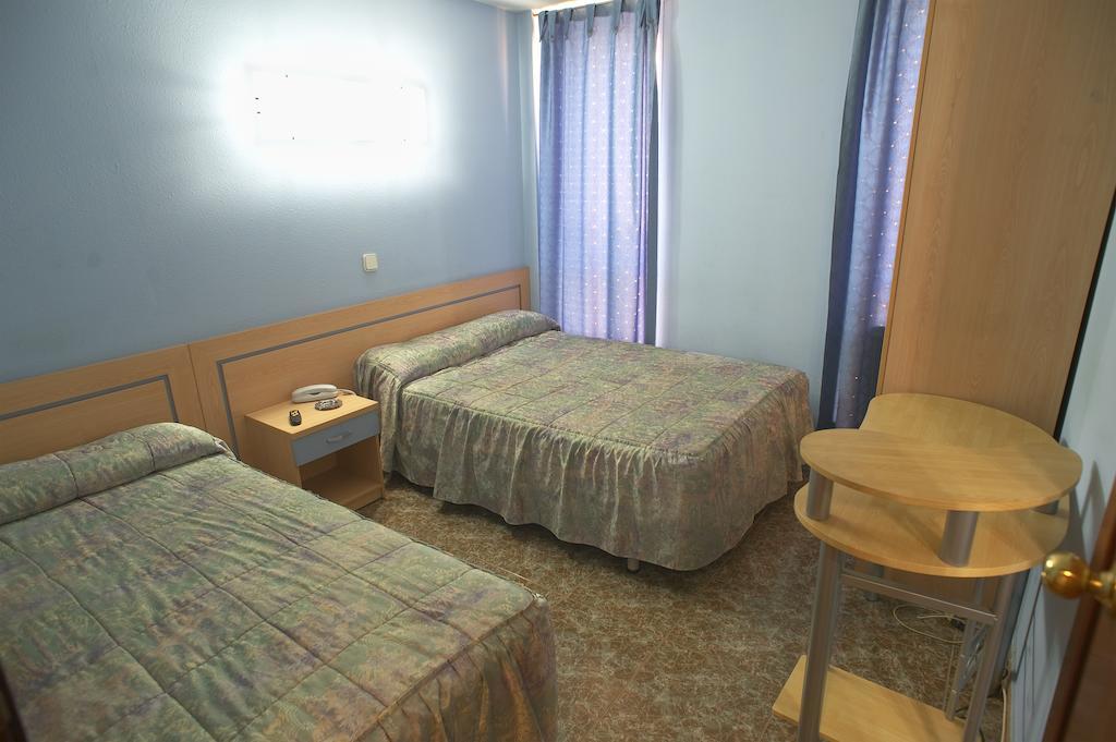 Hostal Xarau Cerdanyola del Valles Szoba fotó